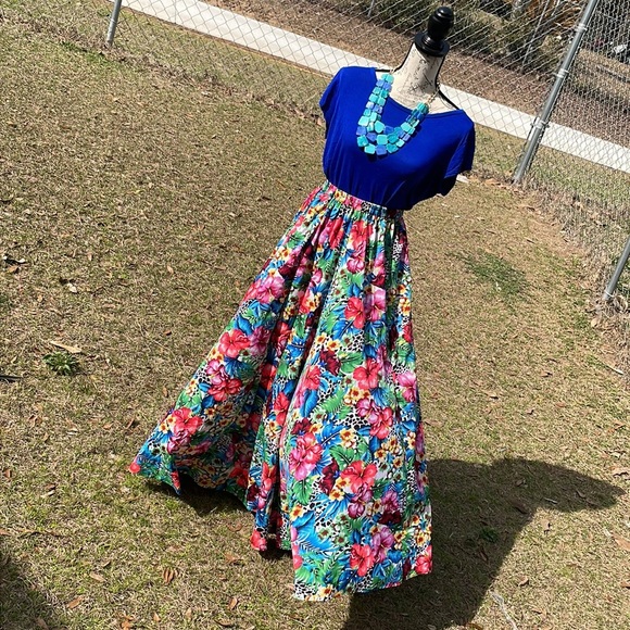 Beautiful multi print maxi skirt. Light and breezy material. - Picture 3 of 4